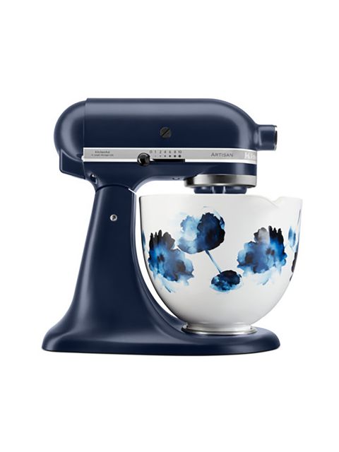 Eine blaue Küchenmaschine mit einer Rührschüssel mit Blumenmuster, in der blaue und schwarze Blumen auf weißem Hintergrund abgebildet sind. Die Maschine hat ein elegantes Design und mehrere Geschwindigkeitsstufen.