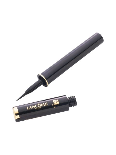 Ein schwarzer flüssiger Eyeliner-Stift ohne Kappe, der eine feine Pinselspitze freigibt. Auf dem Gehäuse ist das Lancôme-Logo in Goldschrift zu sehen.