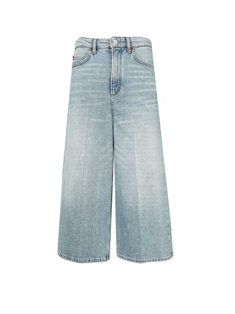 Ein Paar hellblaue Culottes aus Denim mit hoher Taille und weitem Bein, mit klassischem Reißverschluss und Knopfverschluss. Die Jeans hat eine verwaschene Waschung und sichtbare Nähte, was ihnen einen lässigen und entspannten Look verleiht.