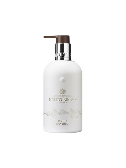 Eine weiße Flasche Molton Brown Milk Musk Body Lotion mit einem braunen Pumpspender und silbernen Akzenten. Das Etikett zeigt das Logo der Marke und ein elegantes Textdesign auf einem schlichten Hintergrund.