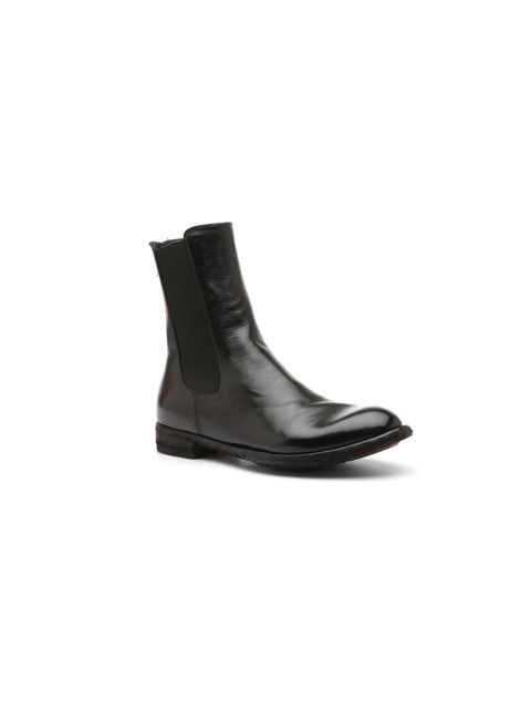 Ein einzelner schwarzer Lederstiefel mit glattem, glänzendem Finish und niedrigem Absatz steht auf einem schlichten weißen Hintergrund. Der Stiefel verfügt über ein elastisches Seitenteil für bequemes Tragen.