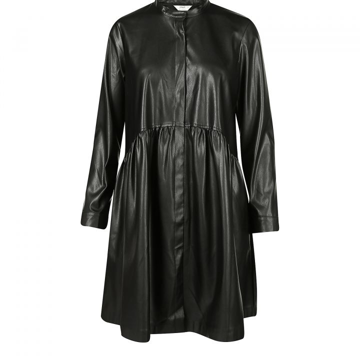 Schwarzes Kunstlederkleid mit hohem Ausschnitt und langen Ärmeln. Das Kleid hat eine lockere, fließende Silhouette mit gerafftem Taillendetail, was ihm ein modernes und stilvolles Aussehen verleiht.
