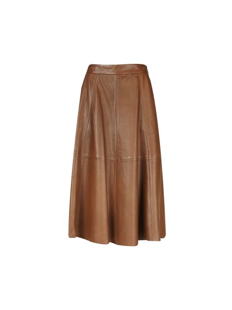 Ein brauner Lederrock in A-Linie mit hoher Taille und dezenten Nahtdetails, isoliert auf weißem Hintergrund.