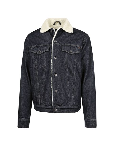 Eine dunkle Jeansjacke mit langen Ärmeln und einem weißen Lammfellkragen. Die Jacke hat vorne Metallknöpfe, zwei Brusttaschen mit Klappen und einen geraden Saum. Sie ist vor einem schlichten weißen Hintergrund zu sehen.