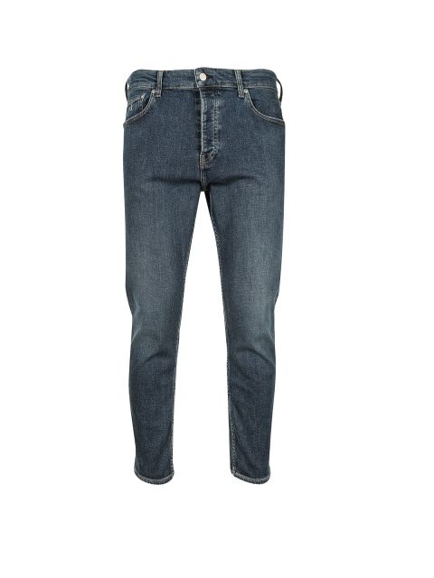 Eine blaue Jeans mit klassischem geradem Beinschnitt, Knopf- und Reißverschluss und Five-Pocket-Design vor einem schlichten weißen Hintergrund.