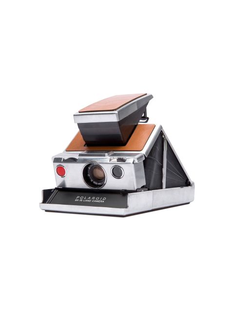 Eine Vintage-Kamera Polaroid SX-70 mit silbernem Gehäuse und braunen Lederakzenten. Die Kamera ist geöffnet und präsentiert ihr klassisches Design vor einem schlichten weißen Hintergrund.