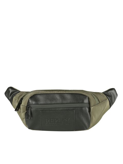 Eine stilvolle Gürteltasche aus grün-schwarzem Leder mit zwei Reißverschlussfächern und der Prägung „Replay“ auf der Vorderseite. Die Tasche hat einen verstellbaren Riemen, der zum Tragen um die Taille geeignet ist.