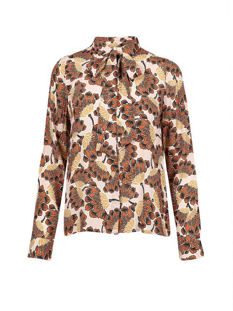 Eine langärmelige Bluse mit einem Retro-Blumenmuster aus orangefarbenen, braunen und beigen Blättern. Die Bluse hat eine Fliege am Hals und eine Knopfleiste vorne.