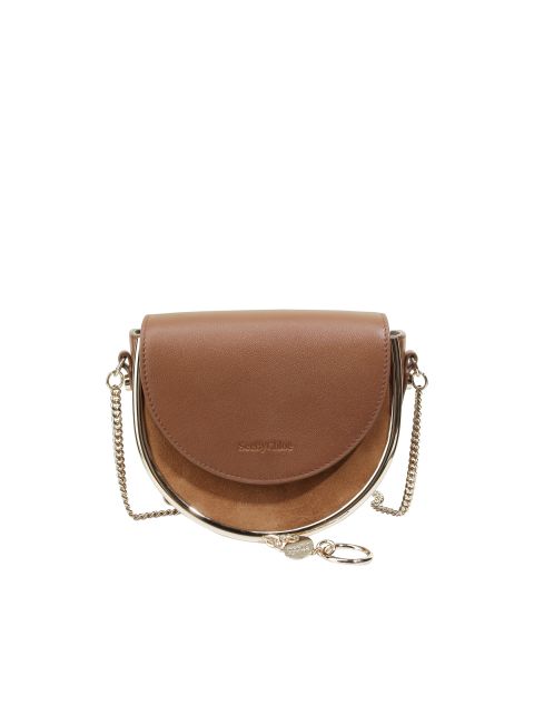 Eine kleine Umhängetasche aus braunem Leder mit goldenem Kettenriemen und Verschluss. Die Tasche hat eine gebogene Klappe mit dezent eingeprägtem Markennamen.