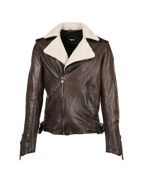 Eine braune Lederjacke mit weißem Lammfellkragen und silbernen Reißverschlussdetails vor einem schlichten weißen Hintergrund.