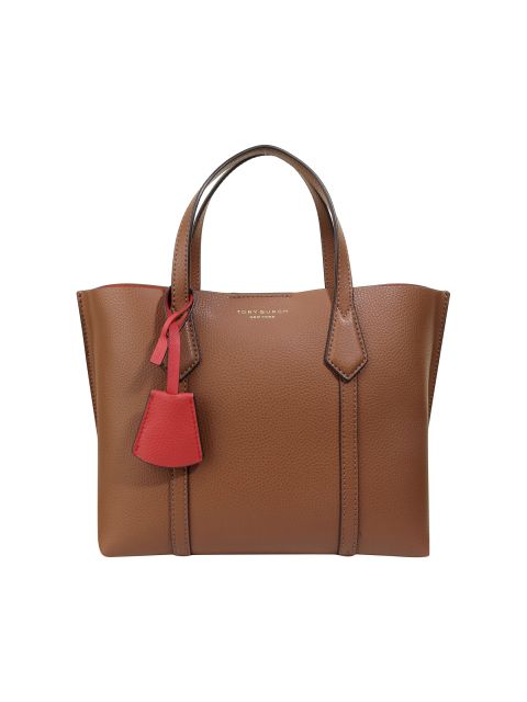 Eine braune Lederhandtasche mit zwei Griffen und einem roten Lederetikett. Die Tasche hat eine strukturierte Oberfläche und ein elegantes Design und verfügt über ein dezentes goldenes Branding auf der Vorderseite.