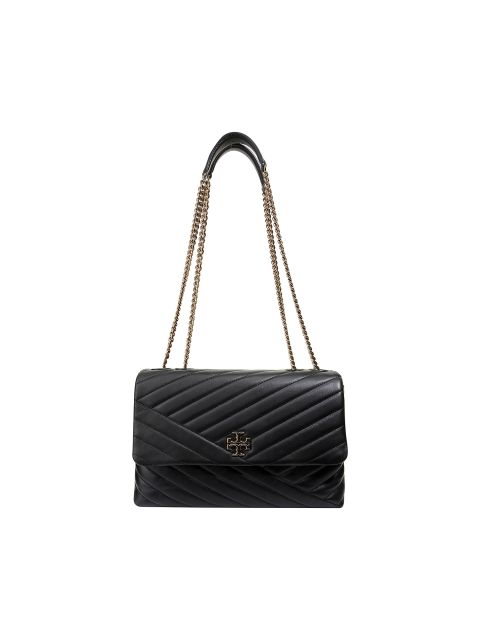 Eine schwarze gesteppte Handtasche mit goldenen Kettenriemen und Klappenverschluss sowie einem goldenen Emblem auf der Vorderseite.