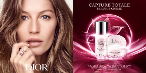 Eine Frau mit langen Haaren berührt ihr Gesicht und trägt Ringe. Rechts sind vor einem roten Blumenhintergrund zwei Dior Capture Totale Serum- und Cremeflaschen zu sehen. Der Text hebt das Produkt als Anti-Aging-Serum für jüngere, kräftigere Haut hervor.