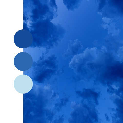 Ein tiefblauer Himmel voller dunkler, dramatischer Wolken. Auf der linken Seite sind drei vertikale Kreise in Hellblau, Mittelblau und Dunkelblau ausgerichtet, die einer Farbpalette ähneln.