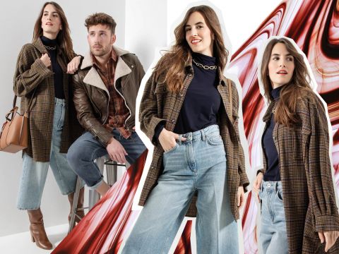 Eine Frau in einem karierten Mantel und weiten Jeans posiert in verschiedenen Positionen vor einem weißen Hintergrund mit roten abstrakten Mustern. Ein Mann in einer braunen Lederjacke und Jeans sitzt daneben. Beide wirken selbstbewusst und stilvoll.
