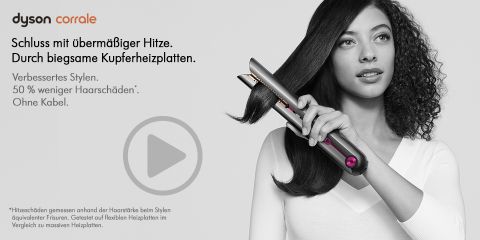 Eine Frau glättet ihr Haar mit einem Dyson Corrale Haarglätter. Der Text hebt die flexiblen Kupferheizplatten hervor, die Haarschäden um 50 % reduzieren, und das kabellose Design. Auf der linken Seite wird ein Symbol mit einer Wiedergabetaste angezeigt.
