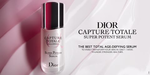 Vor einem rosa-weißen Hintergrund ist eine Flasche Dior Capture Totale Super Potent Serum zu sehen. Der Text daneben beschreibt es als „das beste Anti-Aging-Serum“, das die Haut in einer Woche verwandelt.