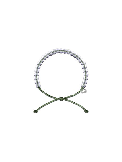 Ein Armband aus weißen Perlen, die in zwei Reihen mit einer grünen geflochtenen Kordel aufgereiht sind. In der Nähe des Verschlusses hängt ein kleiner Metallanhänger und die Fäden sind an den Enden verknotet. Das Design ist schlicht und elegant.