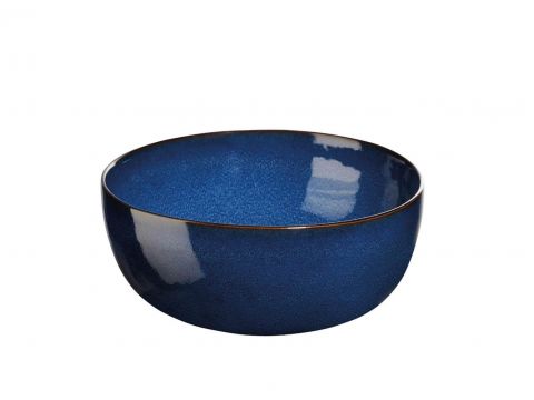 Eine runde, tiefblaue Keramikschale mit glatter und glänzender Oberfläche, die das Licht reflektiert. Innen und außen sind einheitlich gefärbt, was vor einem weißen Hintergrund ein schlichtes und elegantes Aussehen erzeugt.