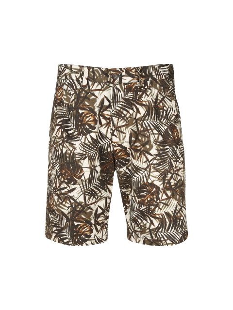 Ein Paar beige Shorts mit einem durchgehenden dunkelbraunen und schwarzen tropischen Blattmuster. Die Shorts haben Gürtelschlaufen und einen Knopfverschluss an der Taille.