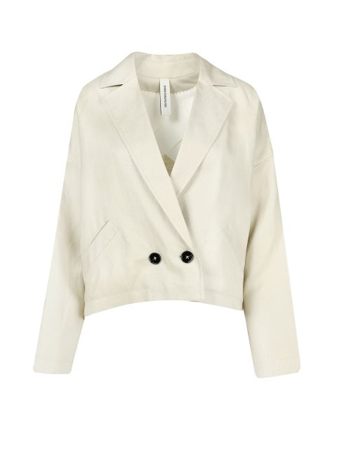 Ein hellbeiger, zweireihiger, kurzer Blazer mit zwei schwarzen Knöpfen. Der Blazer hat eine glatte Textur, einen Reverskragen und lange Ärmel. Er ist vor einem schlichten weißen Hintergrund zu sehen.