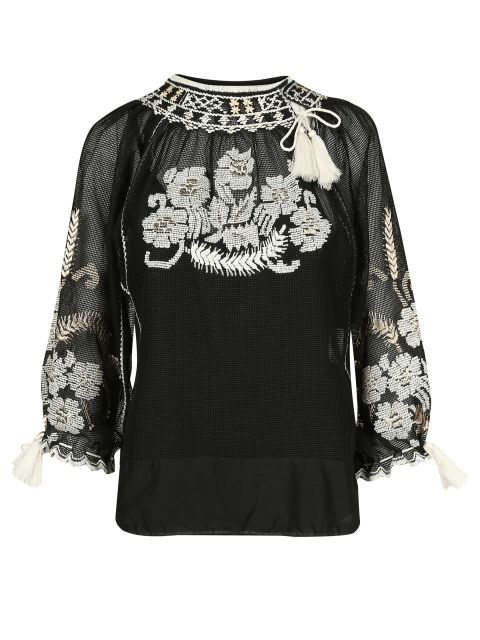 Schwarze transparente Bluse mit aufwendiger weißer Blumenstickerei. Der Ausschnitt weist ein dekoratives Muster mit Quasten auf und die Dreiviertelärmel haben passende Stickereien und Quasten an den Manschetten.
