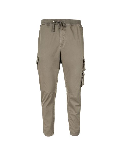 Olivgrüne Cargohose mit Kordelzug in der Taille und mehreren Seitentaschen vor weißem Hintergrund.