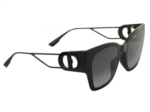 Stilvolle schwarze Sonnenbrille mit dunkel getönten Gläsern. Die Rahmen weisen einzigartige Aussparungen in der Nähe der Scharniere auf, die für einen modernen und kantigen Touch sorgen. Die Bügel sind schmal und elegant geformt.