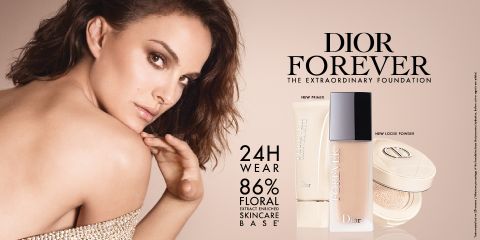 Eine Frau posiert mit Dior Forever Foundation-Produkten. Die Werbung wirbt für 24-Stunden-Haltbarkeit und eine zu 86 % aus Blumen bestehende Hautpflegegrundlage. Foundation und Puder werden vor einem beigen Hintergrund präsentiert und werben für „The Extraordinary Foundation“.