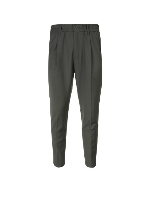 Eine olivgrüne Hose mit elastischem Bund, Knopf und Reißverschluss. Die Hose hat ein konisches Beindesign und Mittelfalten an beiden Beinen.