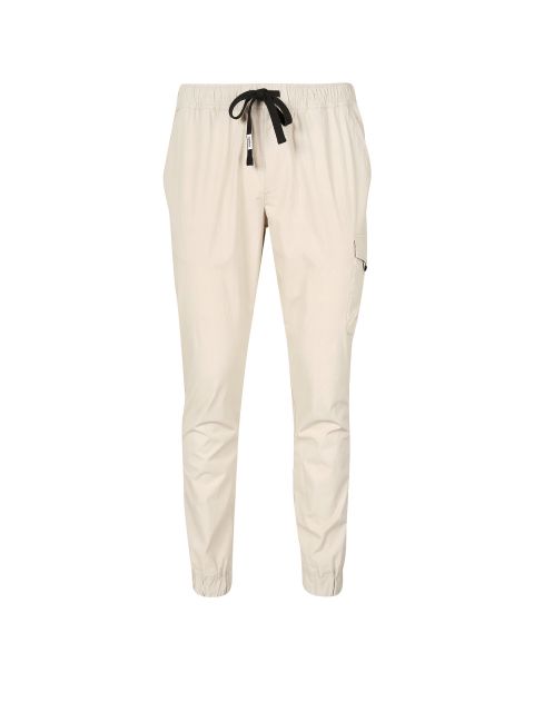 Eine beige Jogginghose mit schwarzem Kordelzug, elastischem Bund und Bündchen. Die Hose hat eine lockere Passform und eine Seitentasche am linken Bein.