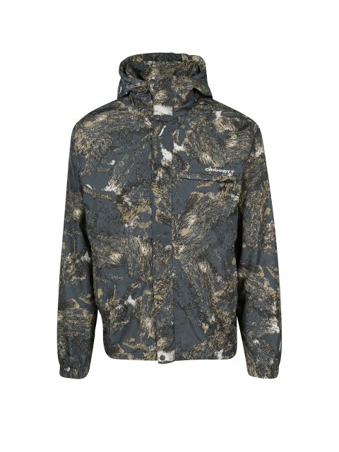 Eine Kapuzenjacke mit Camouflage-Muster in Braun-, Beige- und Schwarztönen auf grauem Hintergrund. Sie verfügt über einen Frontreißverschluss, elastische Bündchen und zwei große Taschen. Der Stoff wirkt strukturiert, mit einem Markenlogo auf der Brust.