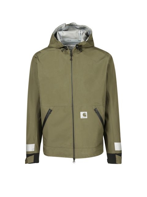 Eine khakigrüne Kapuzenjacke mit Frontreißverschluss, zwei Seitentaschen mit Reißverschlüssen und schwarzen Akzenten. Auf der Vorderseite in der Nähe des unteren Saums befindet sich ein Logo-Aufnäher. Die Manschetten haben verstellbare Riemen mit reflektierenden Bändern.