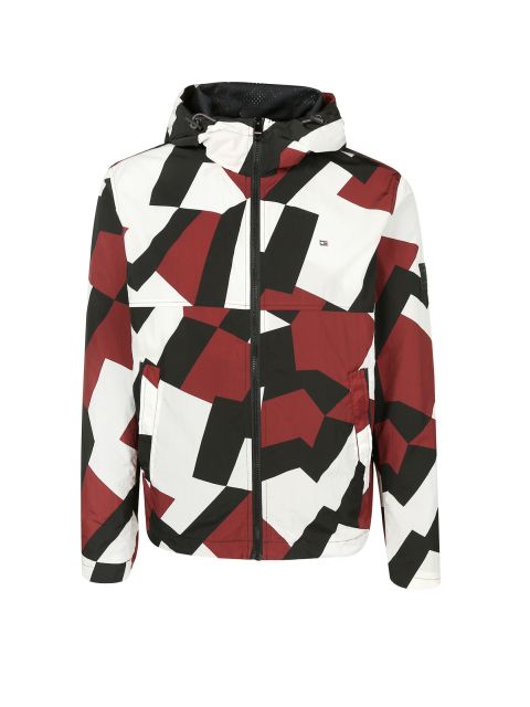 Eine Jacke mit einem kräftigen geometrischen Muster in Rot, Schwarz und Weiß. Sie verfügt über eine Kapuze und einen mittigen Reißverschluss.