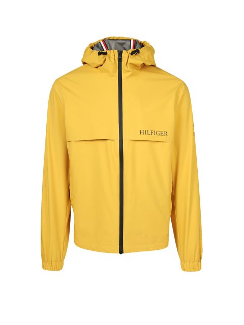 Eine gelbe Kapuzenjacke mit dem Schriftzug „HILFIGER“ auf der Brust. Sie verfügt über einen schwarzen Reißverschluss und Kordelzüge, elastische Bündchen und ein minimalistisches Design.