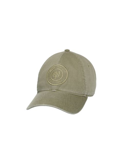 Eine khakifarbene Baseballkappe mit einem kreisförmigen gestickten Logo auf der Vorderseite, mit dem Text „Marc O'Polo Est. 1967“ um ein Kreuzsymbol. Die Kappe hat einen gebogenen Schirm und ein klassisches Sechs-Panel-Design.