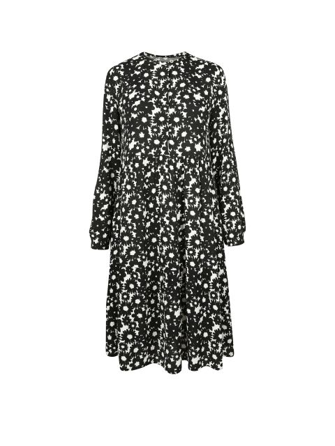 Ein langärmliges, knielanges Kleid mit schwarzem Hintergrund und weißem Blumenmuster. Das Kleid hat eine entspannte Passform und einen runden Ausschnitt.