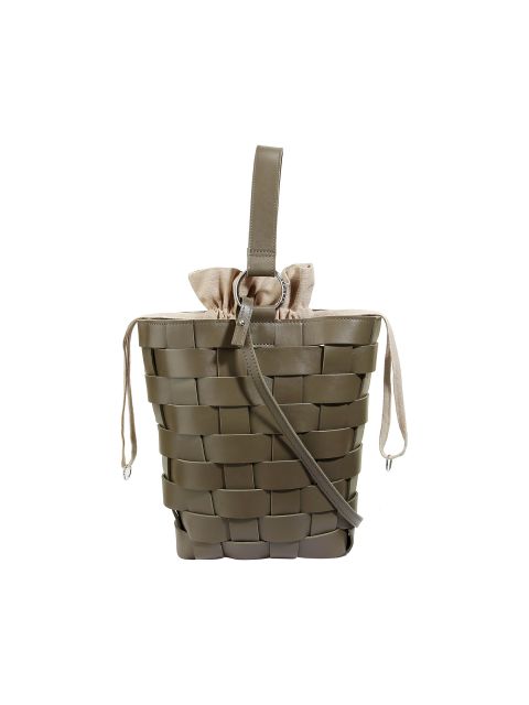 Eine gewebte Beuteltasche aus olivgrünem Leder mit einem einzelnen Griff und Kordelzugverschluss, aus dem beigefarbener Stoff hervorschaut. Das Design ist mit ineinander verschlungenen Lederstreifen strukturiert.