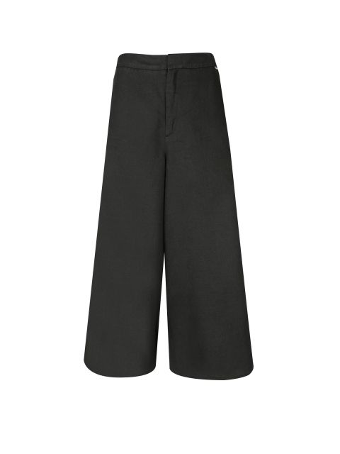 Eine weit geschnittene, schwarze Culotte mit hoher Taille und Faltendesign vor weißem Hintergrund. Der Stoff wirkt glatt und die Hose hat einen minimalistischen, modernen Stil.