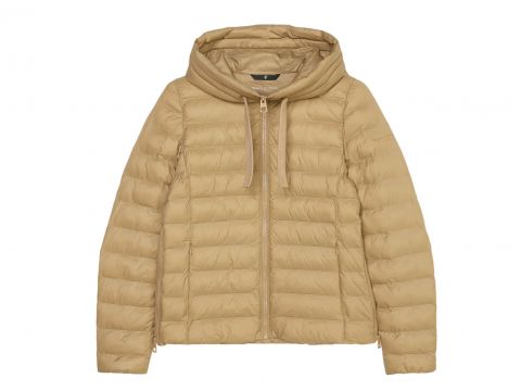 Eine beige Steppjacke mit Kapuze und Kordelzug. Sie verfügt über einen Reißverschluss vorne und lange Ärmel. Das schlichte und stilvolle Design ist für kaltes Wetter geeignet.