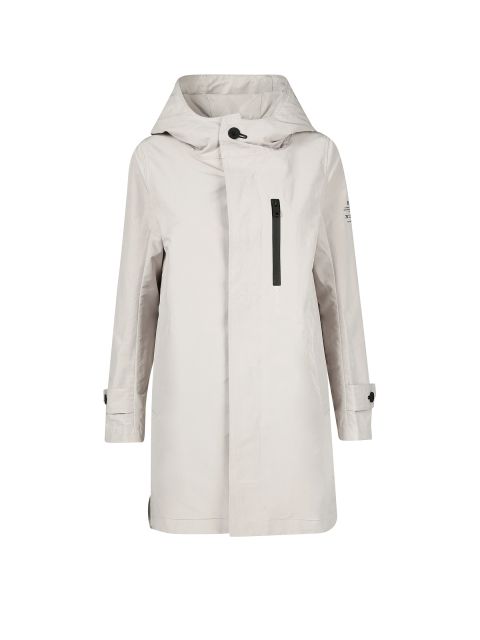 Ein hellgrauer Regenmantel mit Kapuze, hohem Kragen und Frontreißverschluss. Er hat eine Brusttasche mit schwarzem Reißverschluss, lange Ärmel mit verstellbaren Manschetten und eine gerade Silhouette.