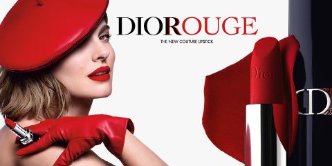 Eine Frau mit rotem Barett, rotem Lippenstift und roten Handschuhen posiert mit einem Lippenstift in der Hand. Der Text auf dem Bild lautet „Dior Rouge: Der neue Couture-Lippenstift“ mit einem Bild des Lippenstifts neben ihr.