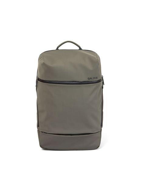 Ein eleganter, olivgrüner Rucksack mit minimalistischem Design. Er verfügt über einen schwarzen Reißverschluss, der horizontal über die Vorderseite verläuft, und einen einzelnen oberen Griff. Die Marke „SALZEN“ ist in der oberen rechten Ecke aufgedruckt. Der Hintergrund ist schlicht weiß.
