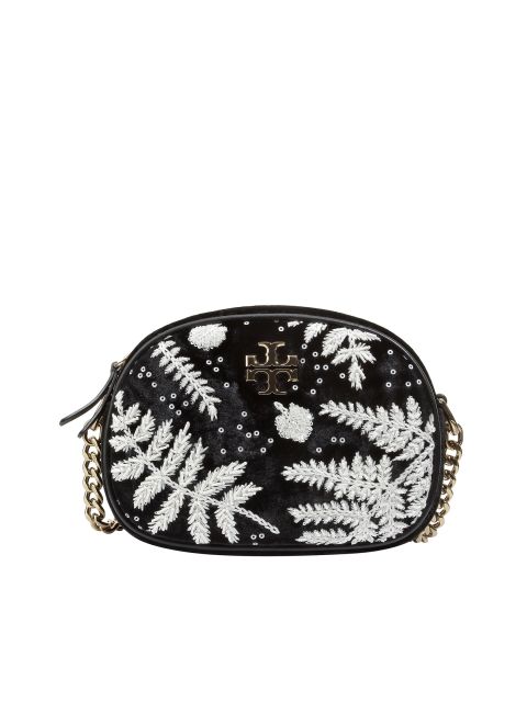 Eine schwarze Handtasche mit weißer Blätterstickerei und dekorativen Pailletten. Die Tasche hat einen goldenen Kettenriemen und ein goldenes Logo auf der Vorderseite.