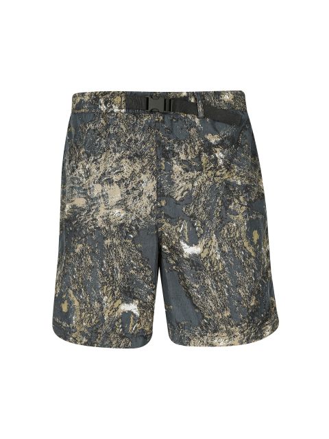 Shorts mit Camouflage-Muster in erdigen Grün-, Braun- und Beigetönen mit einem verstellbaren schwarzen Gürtel in der Taille. Die Shorts haben ein robustes und strukturiertes Aussehen.