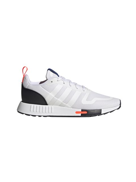 Ein eleganter, weißer Sportschuh mit schwarzen und roten Akzenten, einem Obermaterial aus leichtem Mesh, drei weißen Streifen an der Seite und einer gepolsterten weißen Sohle. Der Schuh hat eine schwarze Fersenkappe und eine rote Aufreißlasche an der Rückseite.