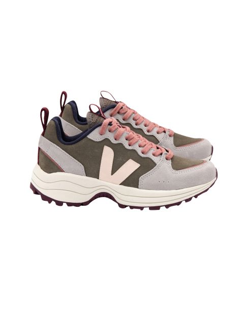 Ein Paar lässige Sneaker in den Farben Grau, Olivgrün und Rosa. Sie verfügen über ein markantes „V“-Logo an der Seite, rosa Schnürsenkel und eine dicke weiße Sohle mit einer robusten braunen Laufsohle. Das Design ist sportlich und modern.