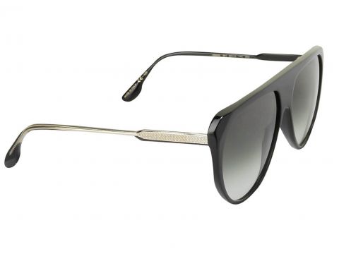 Eine schwarze Sonnenbrille mit großen, dunklen Verlaufsgläsern und schlanken, dünnen Metallbügeln mit strukturierten Details. Das Design ist modern und modisch.