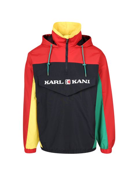 Eine farbenfrohe Jacke mit roter Kapuze, gelben Ärmeln und grünen Seitenteilen. Die Vorderseite ist überwiegend schwarz und auf einer Pattentasche ist der Markenname „Karl Kani“ zu sehen. Die Jacke hat türkisfarbene Kordeln und ein Design mit halbem Reißverschluss.