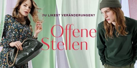 Zwei Models posieren vor einem Hintergrund aus pastellgrünem und rosa Stoff. Die Frau trägt ein geblümtes Kleid und eine strukturierte Handtasche. Der Mann trägt eine grüne Mütze und einen Pullover. Der Text lautet: „Du likest Veränderungen? Offene Stellen.“